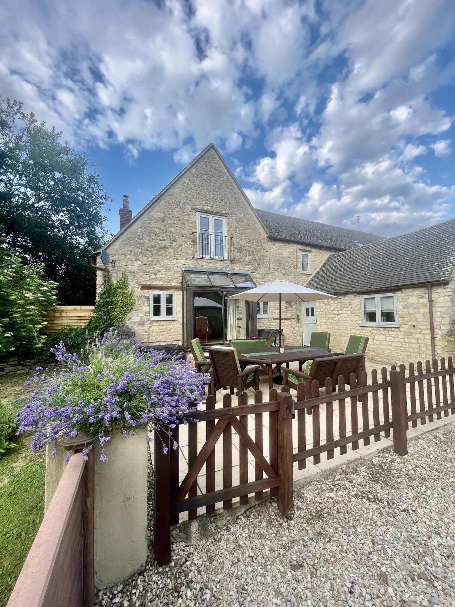 The Old Coach House Villa Witney Exteriör bild